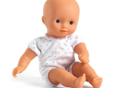 Játékbaba Mini, 20 cm - Sasha mózeskosárral